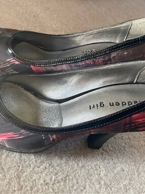 Madden Girl Black Pumps with Red Brushstroke Pattern
